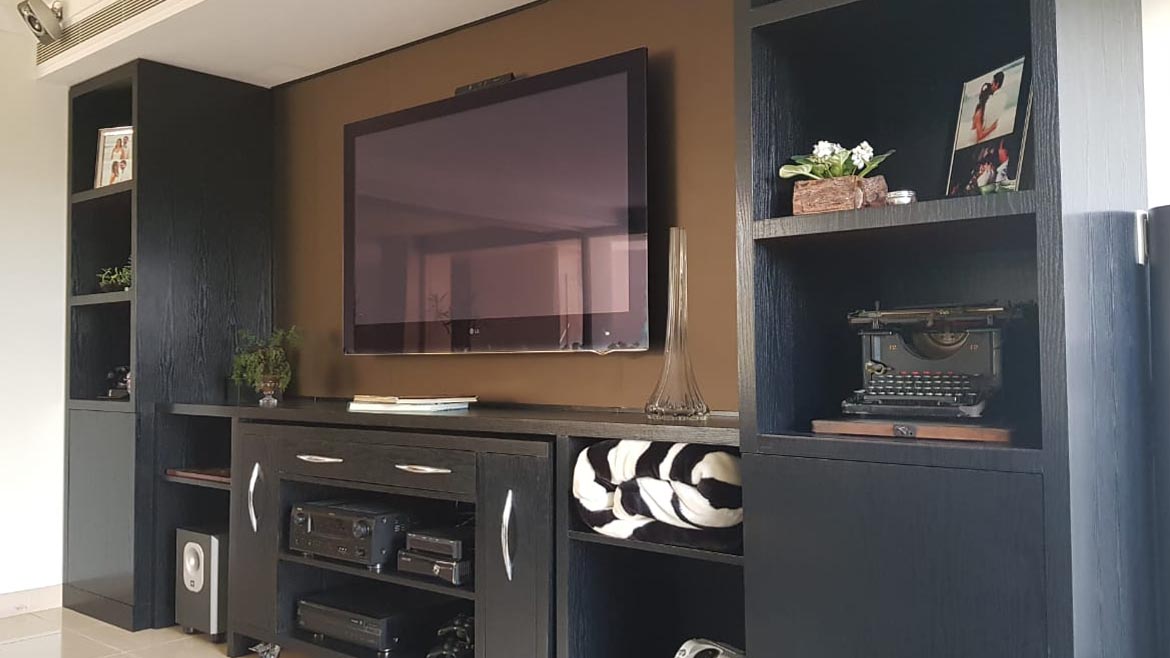 Envelopamento de armário de sala com adesivo texturizado