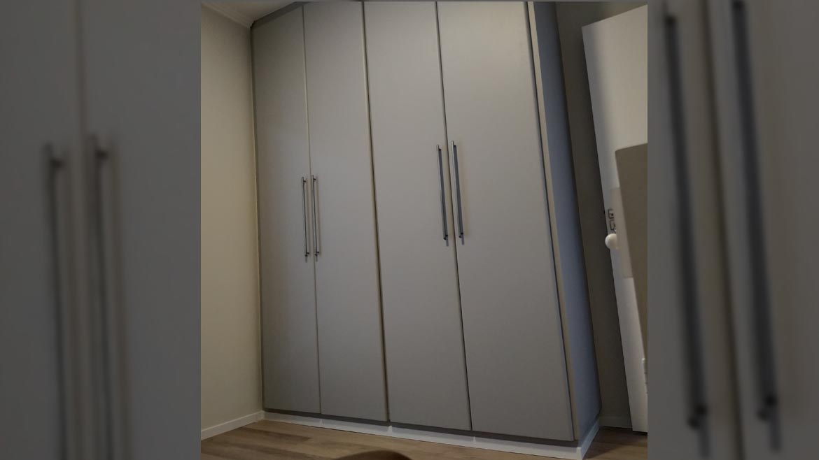 Envelopamento das portas de guarda-roupas em cinza fosco