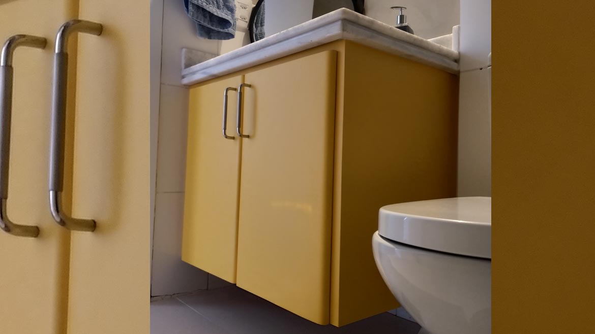 Envelopamento de gabinete de banheiro em amarelo fosco