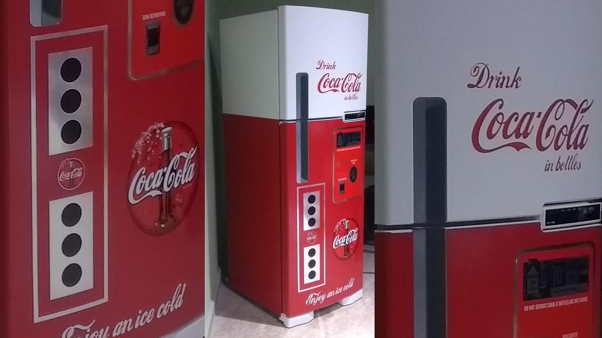 Envelopamento de geladeira com tema retrô da Coca-Cola