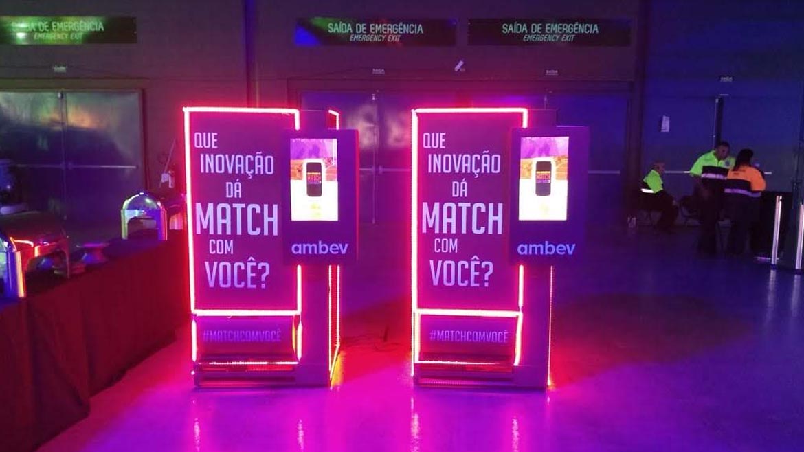 Vending Machines da Ambev envelopadas com adesivos vermelhos e logotipo