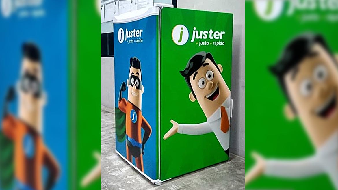 Frigobar envelopado com adesivos impressos em alta resolução