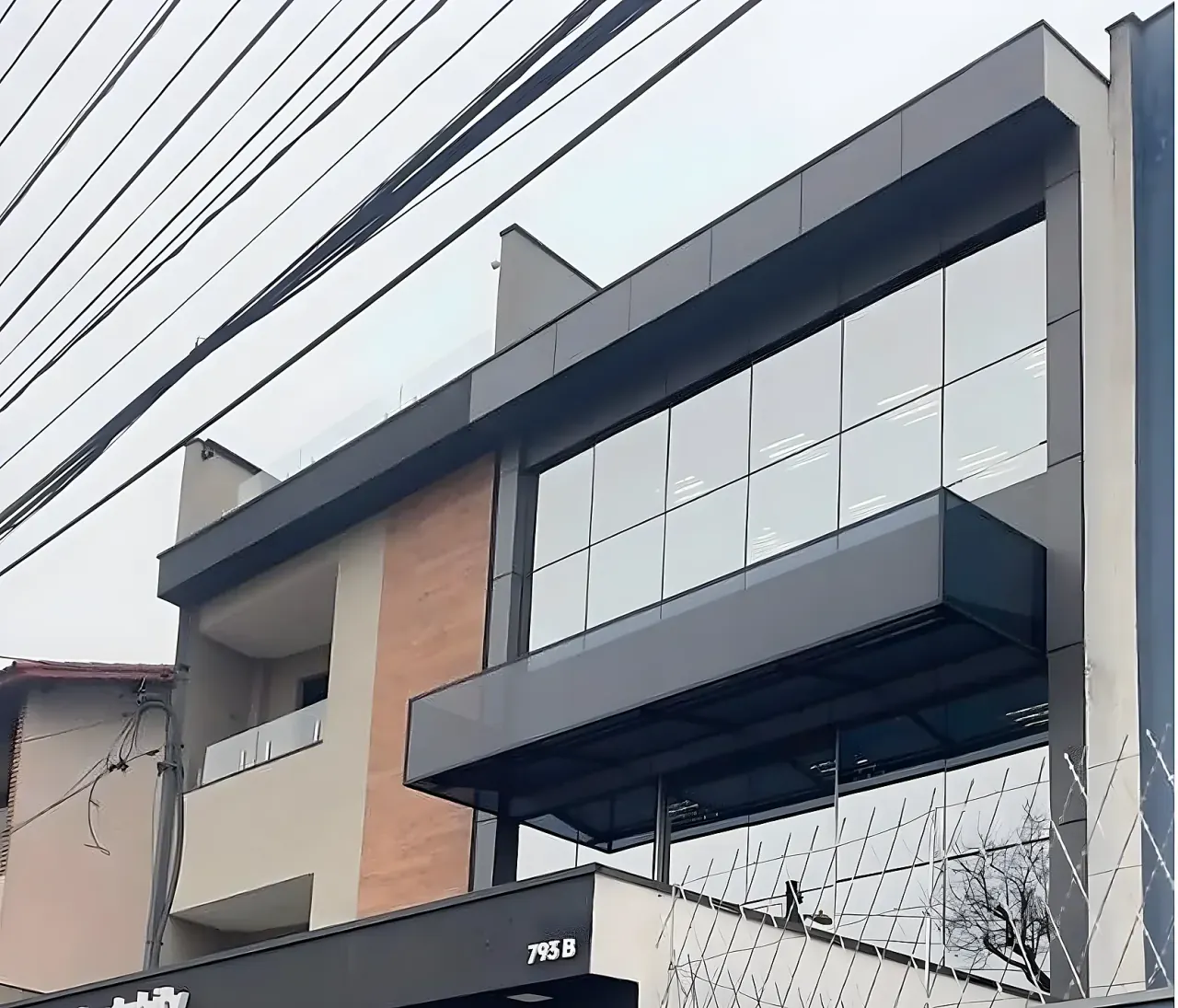 Fachada em ACM com letras-caixa em acrílico iluminadas produzida e instalada pela Momentvm Opvs.