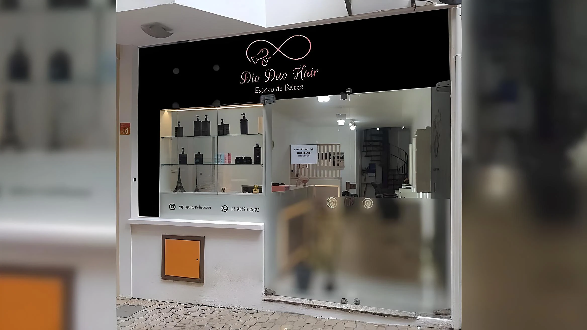 Comunicação visual aplicada em fachada comercial