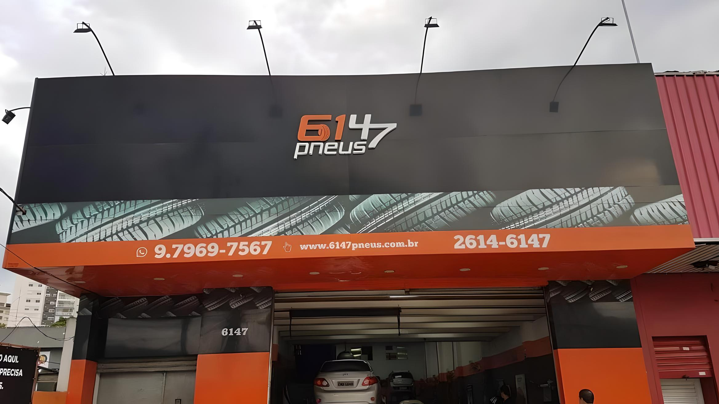 Fachada da 6417 Pneus em ACM e refletores LED