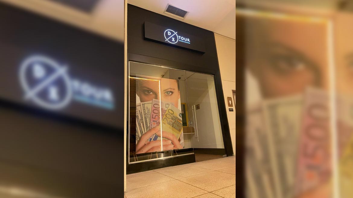 Painel revestido com adesivo preto fosco e iluminado com LED, loja da DX Tour no Shopping Cidade Jardim