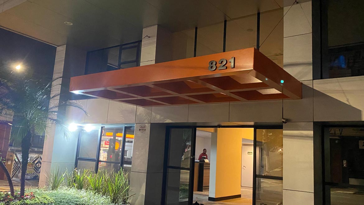 Pergolato envelopado com adesivo laranja