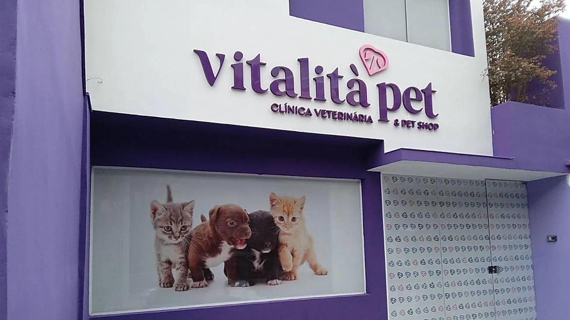 Fachada comercial moderna em ACM produzida pela Momentvm Opvs