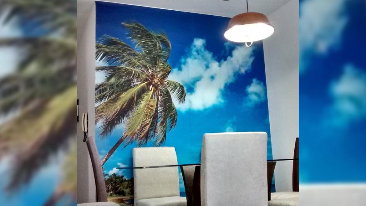 Papel de parede autocolante impresso em alta resolução decorando parede de sala de jantar