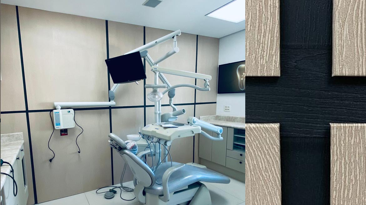 Papel de parede autocolante com textura de madeira revestindo consultório dentário