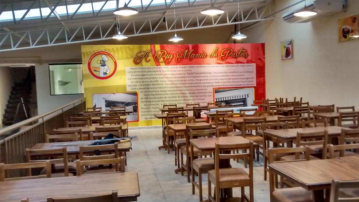 Papel de parede autocolante impresso em alta resolução revestindo a parede do salão da Big Mania de Pastéis