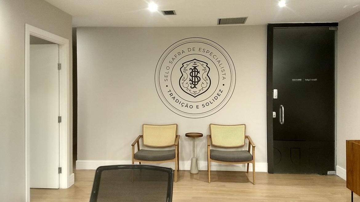 Parede com logo Safra feito com adesivos decorativos recortados