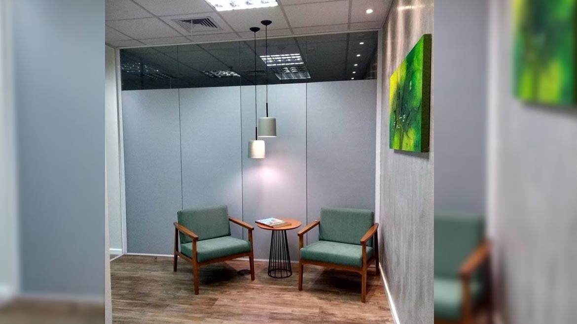 Adesivo jateado aplicado com camada dupla, por dentro e por fora