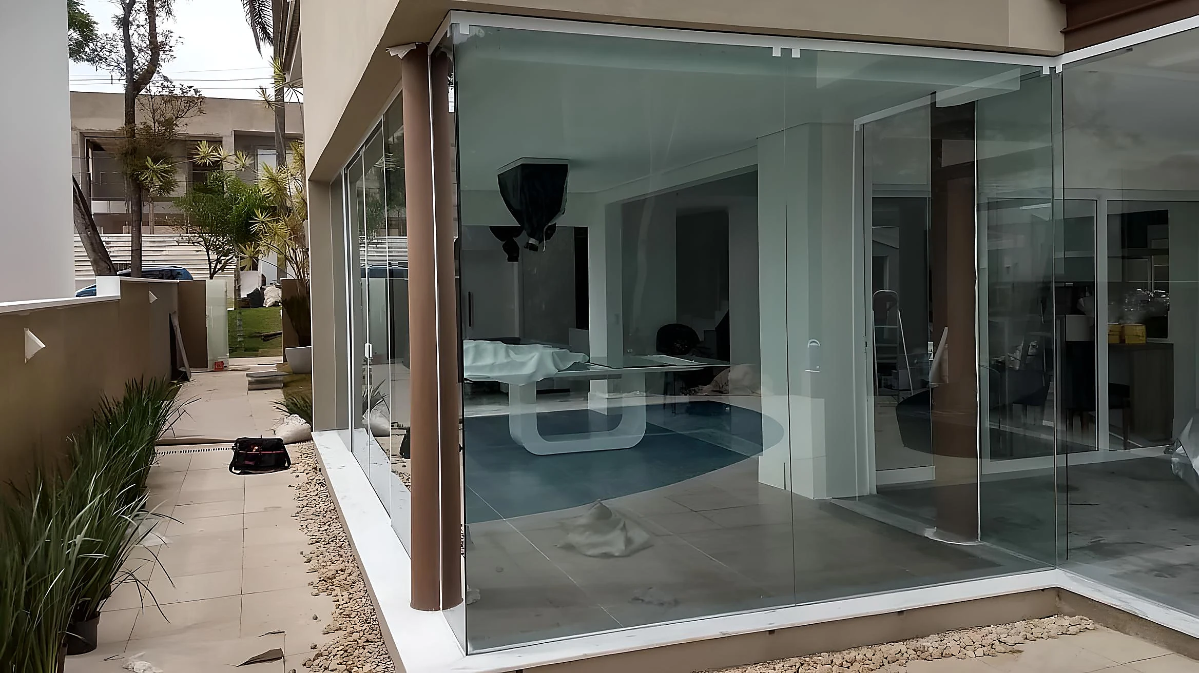 Fachada comercial em ACM com acabamento moderno