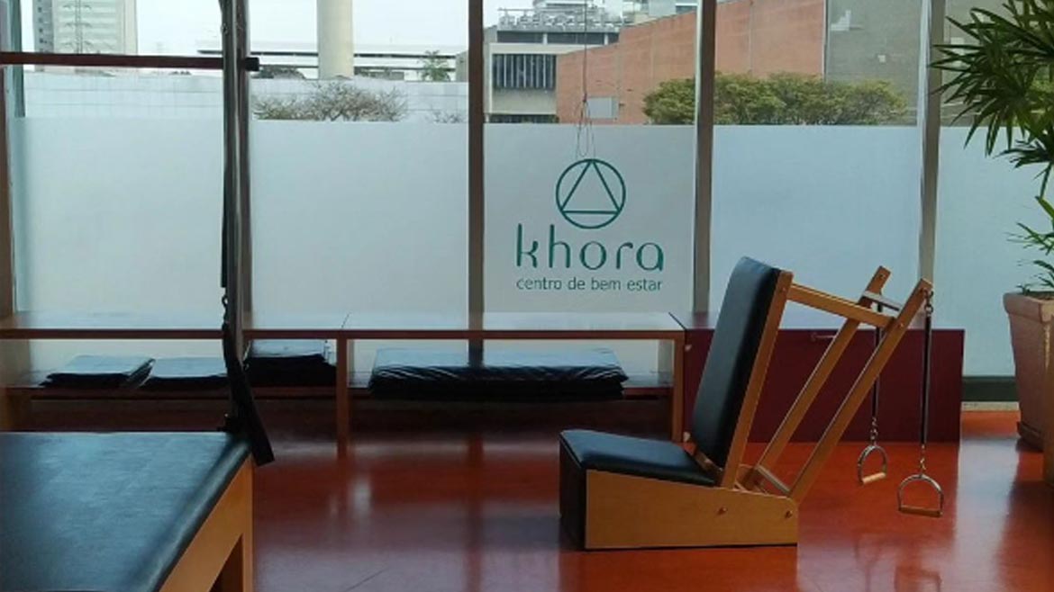Vidro do Studio Pilates Khora adesivados com jateado e logotipo no centro