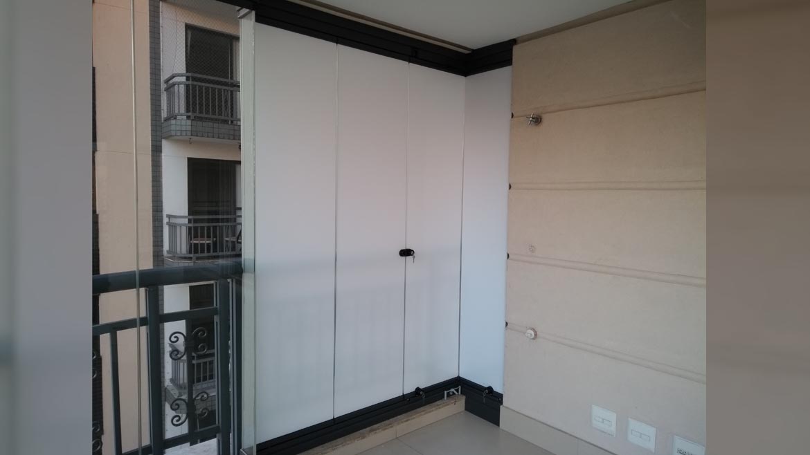 Vidros de sacadas adesivados com adesivos brancos foscos