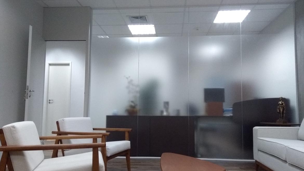 Parede de vidro adesivada com adesivo jateado