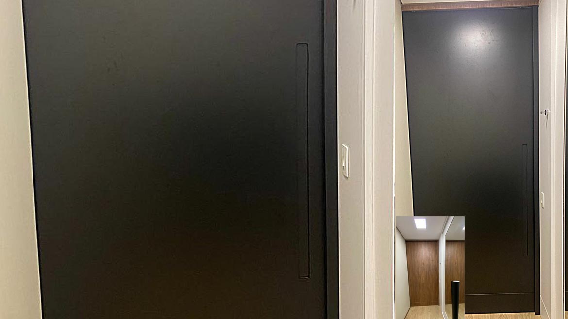 Porta intermedária da TRE Dermatologia adesivada de preto fosco
