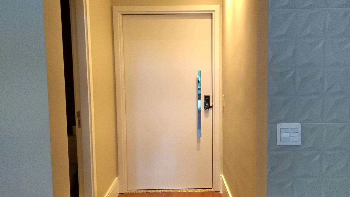 Porta envelopada em adesivo branco fosco