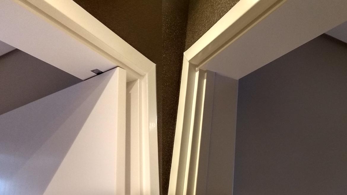 Detalhes do portais adesivados em branco fosco