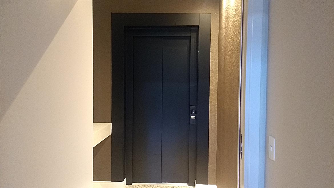 Porta de elevador adesivada em preto fosco