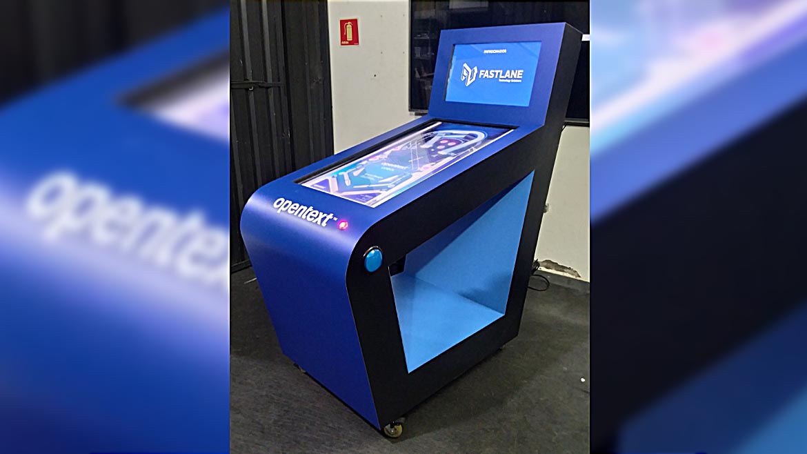 Mesa Pinball da Antídoto Design adesivada