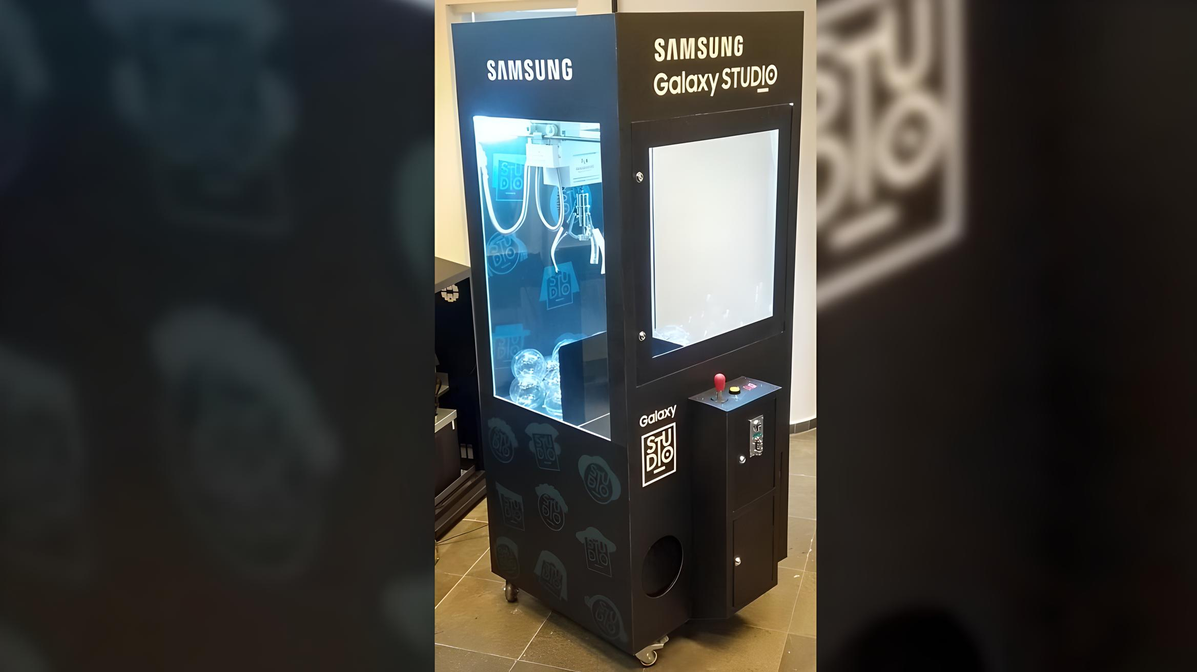 Máquina de Garras da Samsung adesivada