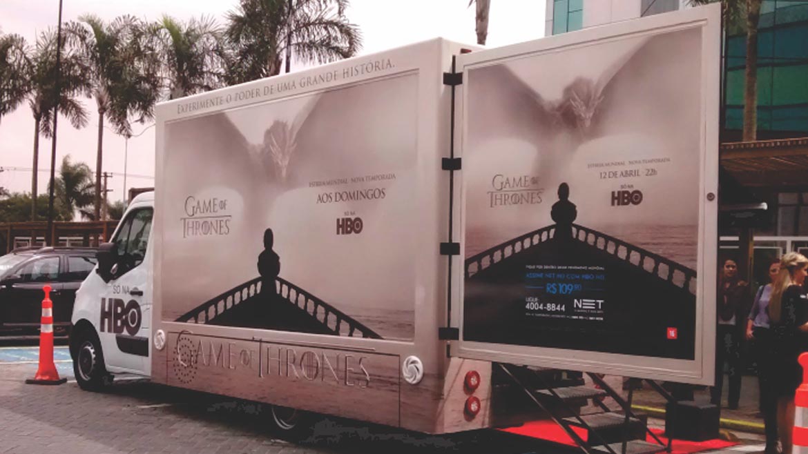 Caminhão baú adesivado para promoção da série Game of Thrones da HBO