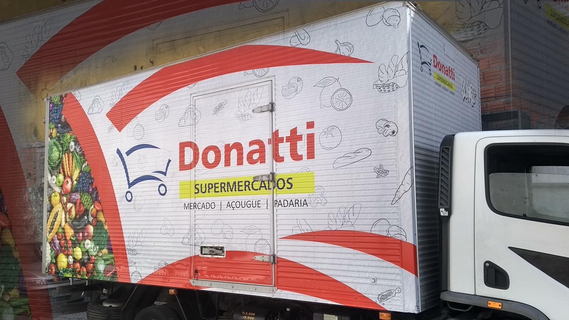 Caminhão baú do Mercado Donatti Adesivado