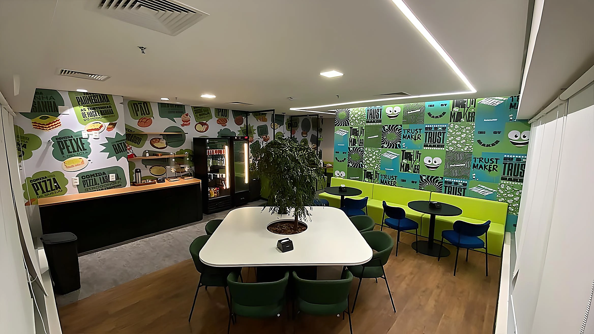 Ambiente decorado com papel de parede impresso e com proteção contra riscos