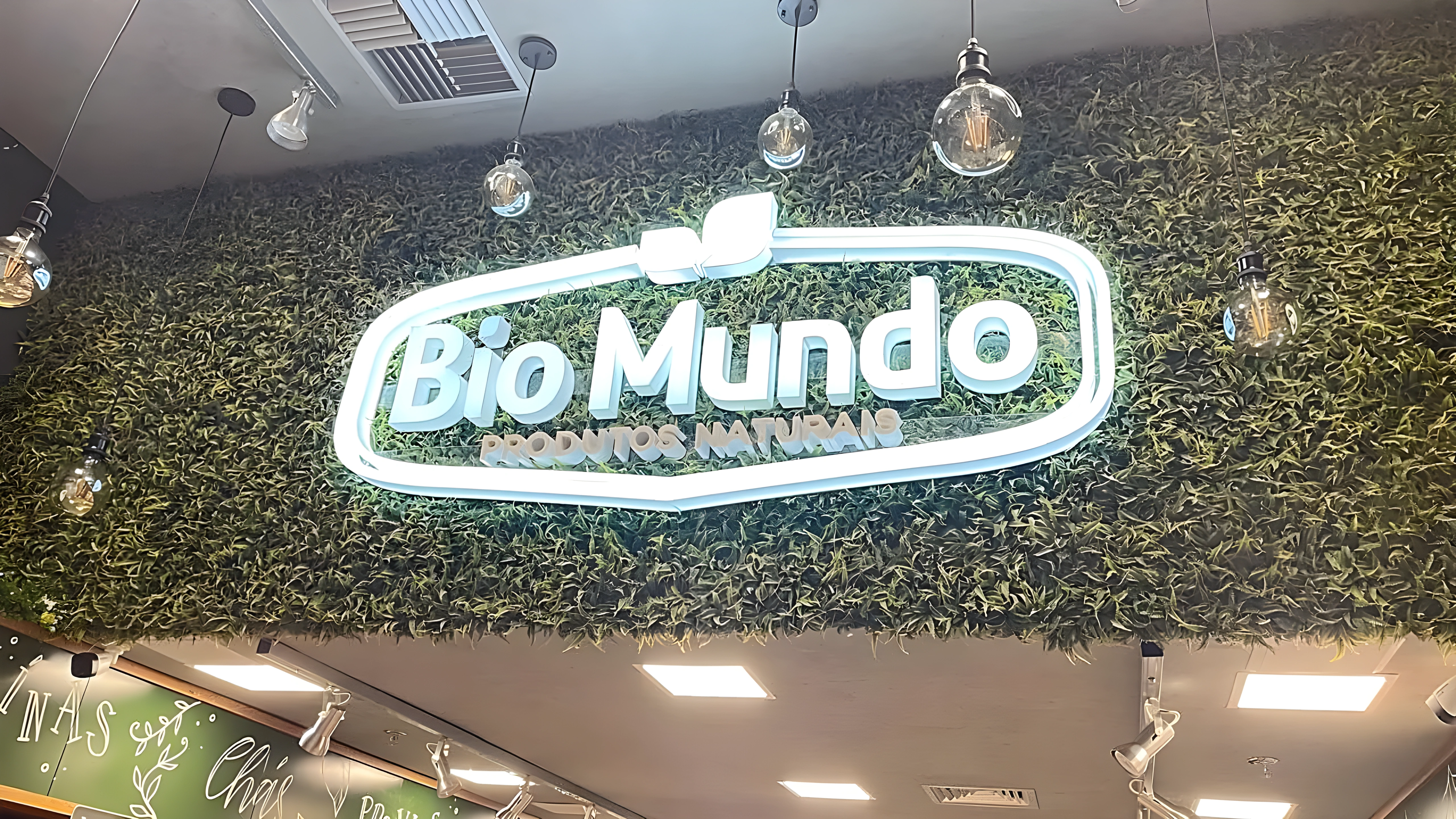 Letras caixa iluminadas com acabamento em LED na fachada da Bio Mundo, instaladas pela Momentvm Opvs