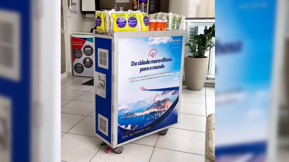Carrinho do serviço de bordo da Latam, enveloado com adesivo impressos em alta resolução