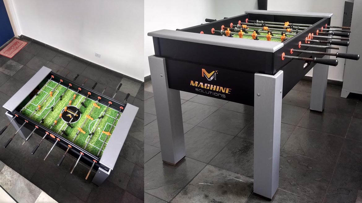 Mesa de pebolim 100% personalizada com adesivos impressos em alta resolução e adesivos aço escovado