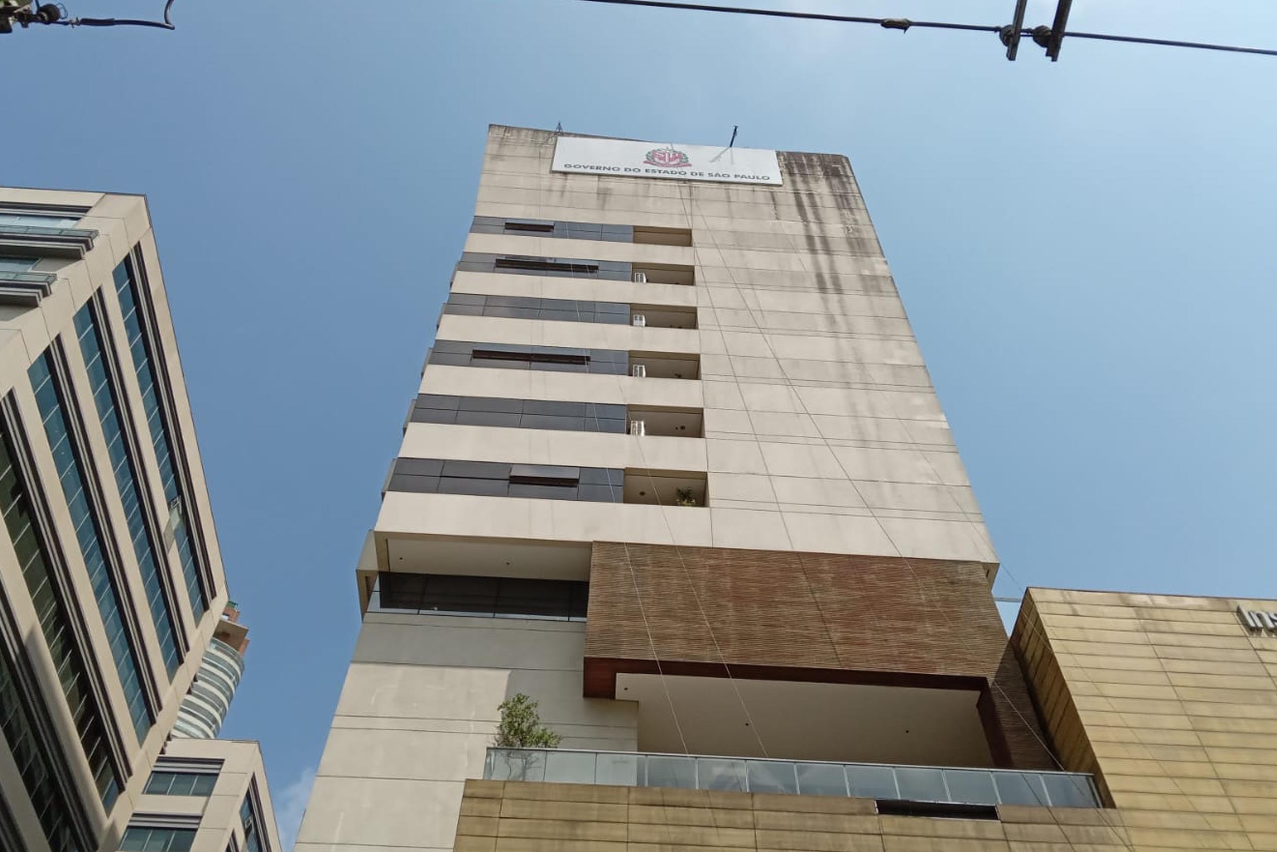 Envelopamento de geladeira com tema retrô da Coca-Cola