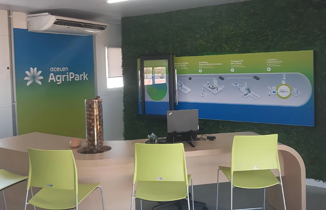 Letras-caixa em acrílico com iluminação LED instaladas em jardim vertical corporativo