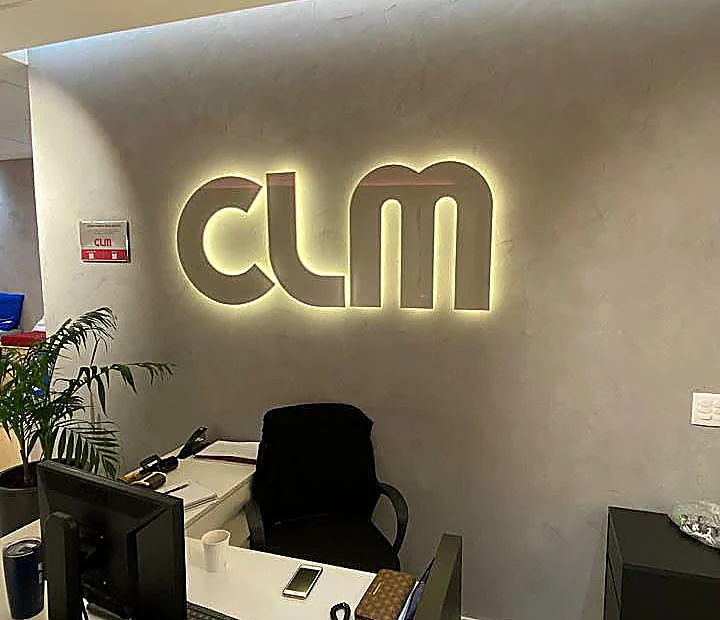 Fachada empresarial produzida pela Momentvm Opvs