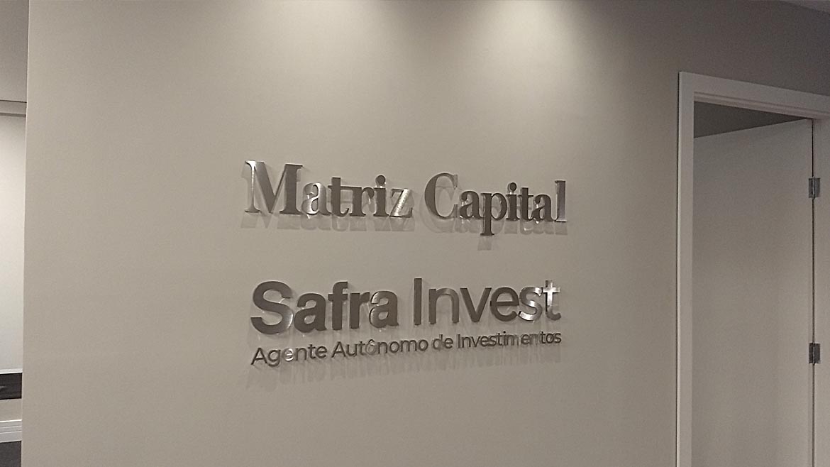 Letras em acrílico e aço inox para a recepção do Matriz Capital - Safra Invest