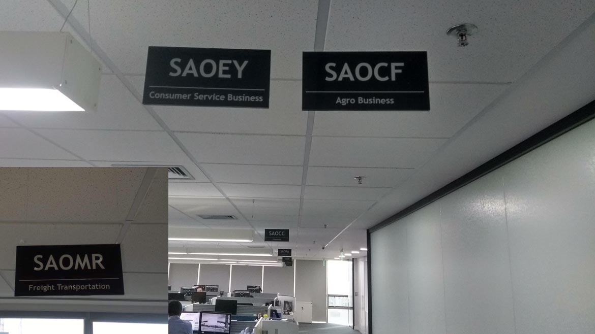 Sinalização com placas de acrílico na sede da Mitsui