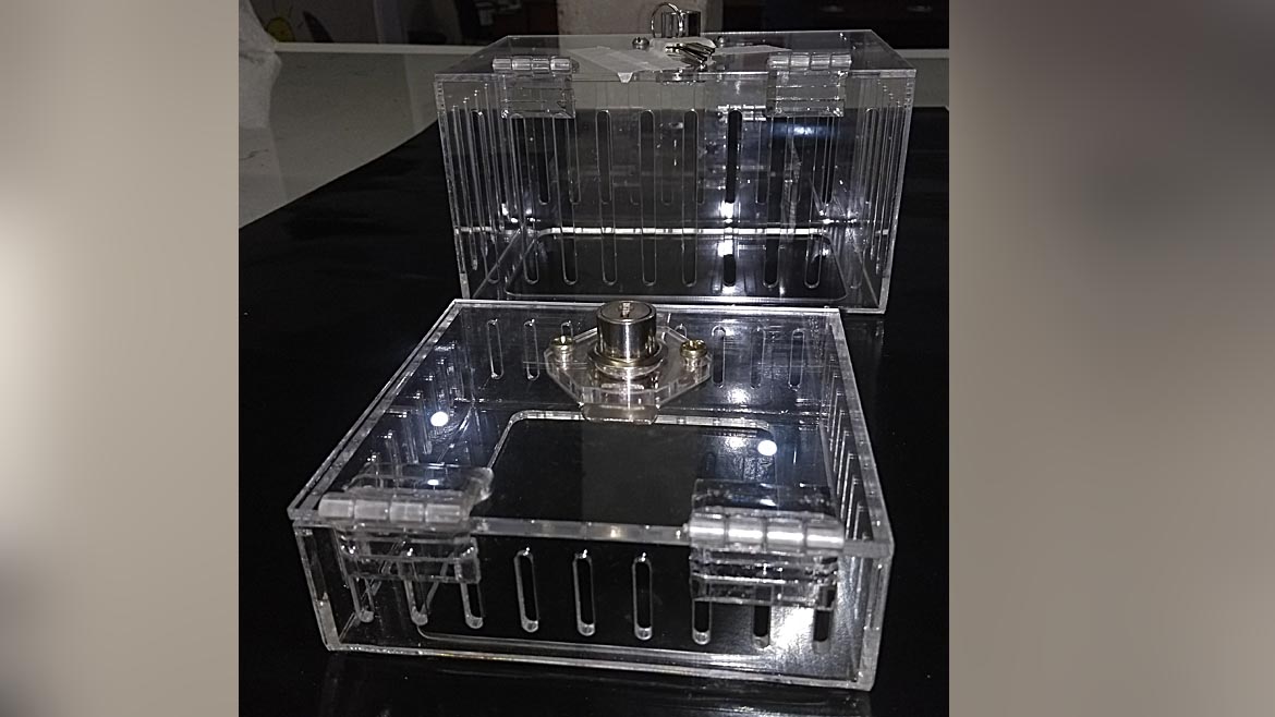 Caixa em acrílico transparente, vazada e com cadeado