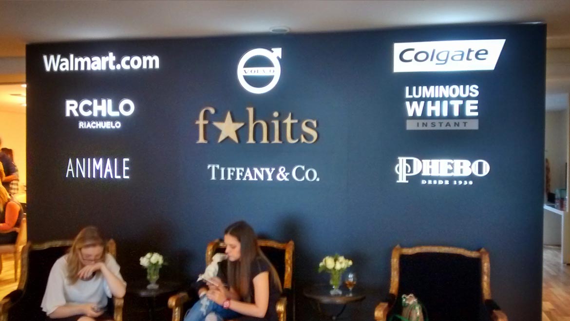Painel do São Paulo Fashion Week dentro do camarim na cobertura do Hotel Unique