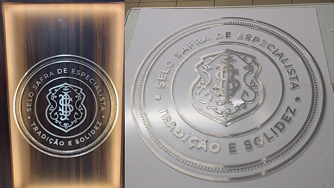 Letras em acrílico e aço inox para a recepção do Matriz Capital - Safra Invest