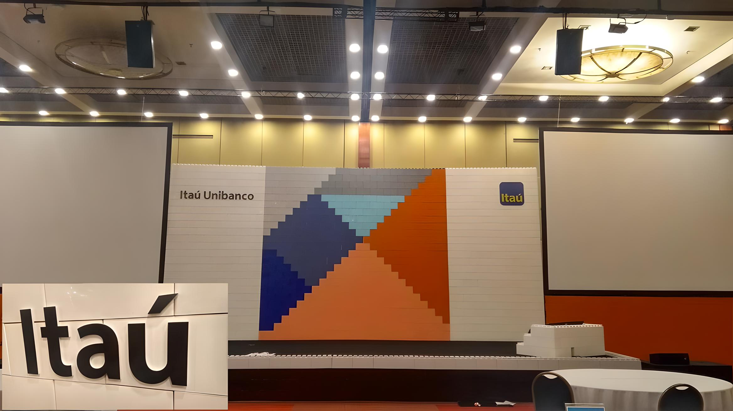 Painel do Itaú com letras em acrílico