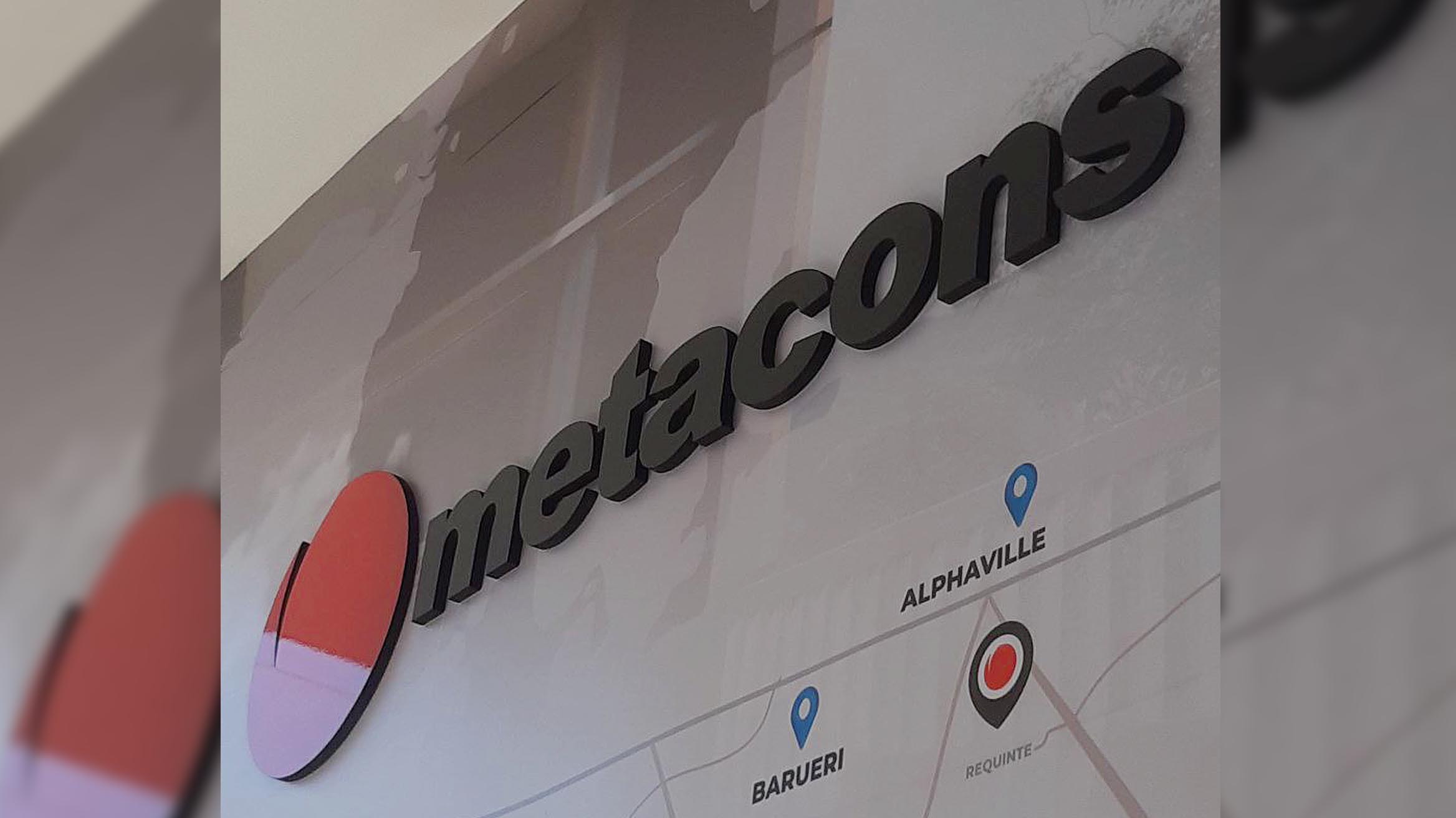Letras em MDF pintado e adesivado aplicadas na parede do stand de vendas da Metacons