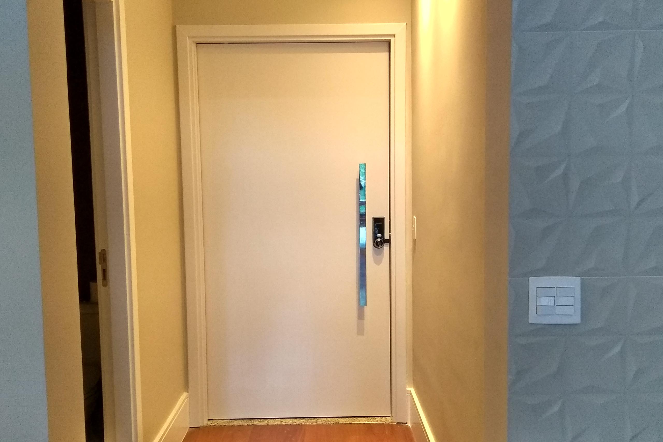 Porta envelopada em adesivo branco fosco