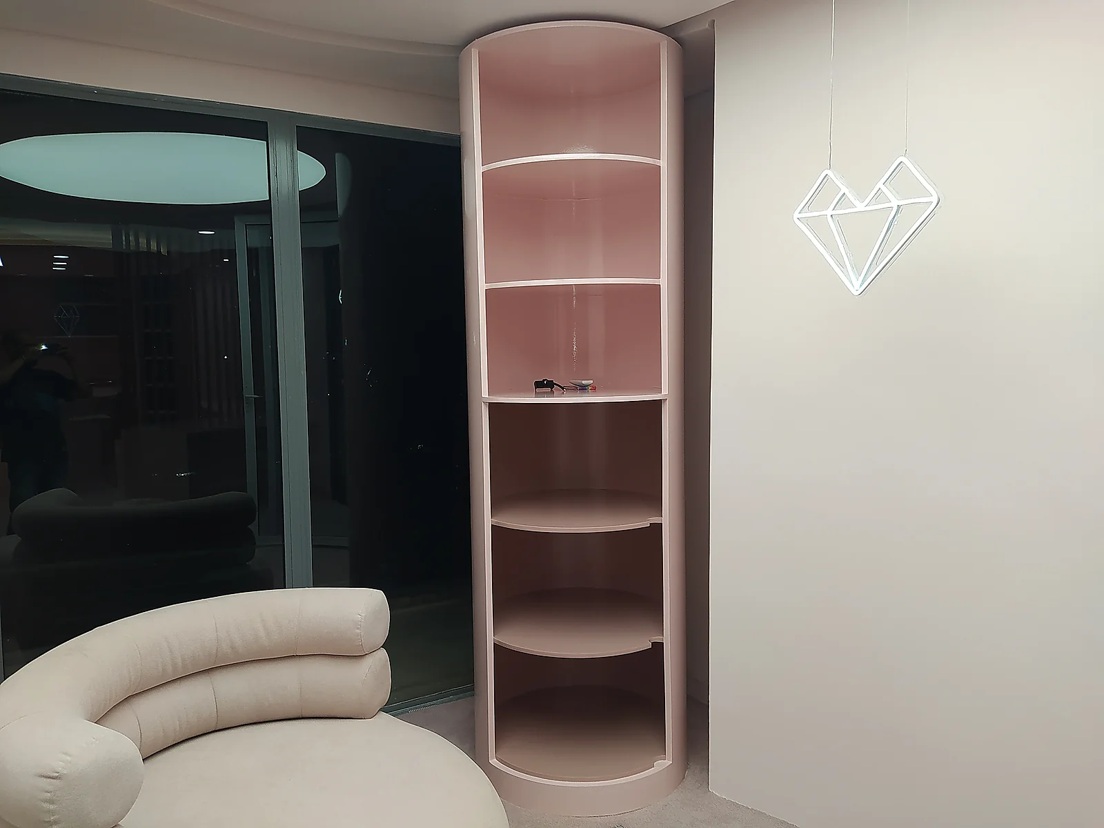 Movél expositor 100% envelopado com adesivos automotivos rosa em 2 tons